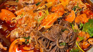 The old-fashioned spicy hot pot in bamboo baskets on the streets of Chongqing is so delicious that i
