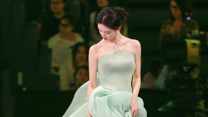 Người đẹp mà phải nhìn toàn thân luôn, dáng đi duyên dáng đến mức bước lên nhận giải cũng như đang c