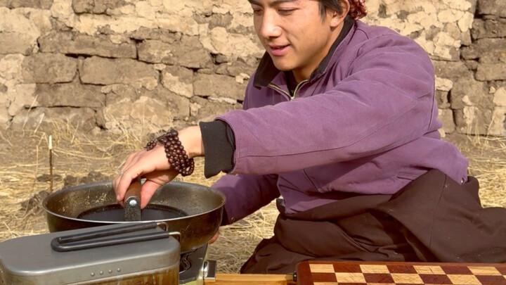 Các bạn có biết hôm nay Hoàn Đại đang thưởng thức ẩm thực ở đâu không? Đó chính là một di chỉ lịch s