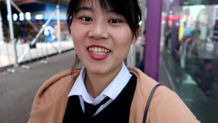 My fans treated me to hot pot! The girl from the “Noodle Princess” video has a birthday today—let’s 