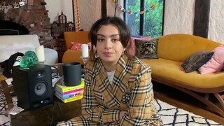 مرحباً بالجميع في الصين، أنا CharliXCX