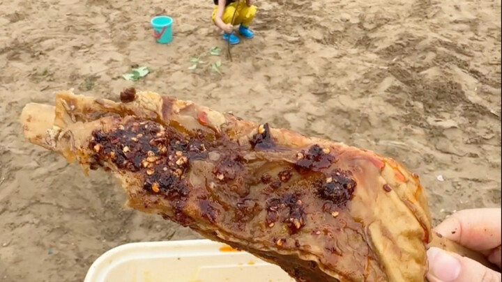 Siapa sih yang bilang ngurus anak itu gampang? Aku malah jadi gemuk karena capek...