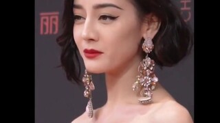 【迪丽热巴ELLE红毯合辑】她可怜兮兮的说“我的手抬不起来，太重了”大家也是宠溺的笑笑！现场工作人员看得目不转睛，还有人在喊“好美啊”谁不想多看你一会啊!