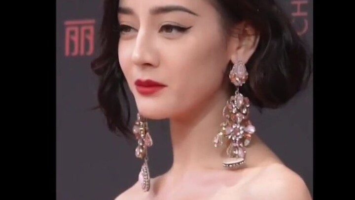 [Dilraba Dilmurat ELLE Red Carpet Collection] She said pitifully, "I can't lift my hands, they're to
