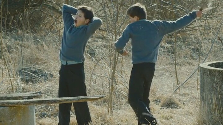 Si Kembar Ditinggalkan Orang Tua, Demi Bertahan Hidup Mereka Setiap Hari Memukuli Satu Sama Lain den