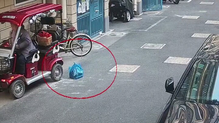 Bà cụ 76 tuổi mang theo 200.000 nhân dân tệ – toàn bộ tiền tích cóp cả đời – suýt bị nhầm thành rác 