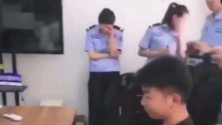 警察：我TM快笑死了！！
