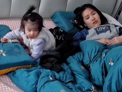 คนเลี้ยงลูกย่อมเข้าใจ! ช่วงนี้ห้ามสบตากับลูกเด็ดขาด คุณแม่คนนี้ดูท่าทางเป็นมือโปรผ่านศึกมาหลายครั้งแ
