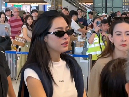 As Kuang Ling took off her sunglasses, a chorus of oohs and ahs erupted—she truly looks more stunnin