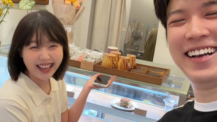 Ketika temanmu membuka toko kue manis