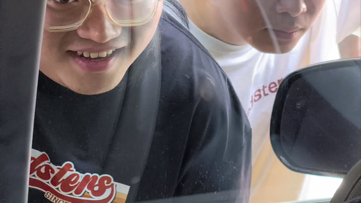 This might be the most awkward way to open the Zeekr Mix.