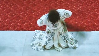女人正在台上卖力表演时，却突然感到一阵屎意来袭
