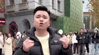 شاب من ووهان، كيف يروّج للشعر المستعار بهذه الطريقة؟