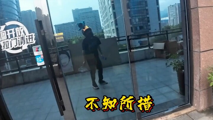 外卖小哥偶遇不知所措的新骑手