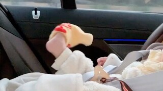 Apakah semua anak suka melepas kaus kaki? Kaki-kaki kecil mereka yang riang gembira!