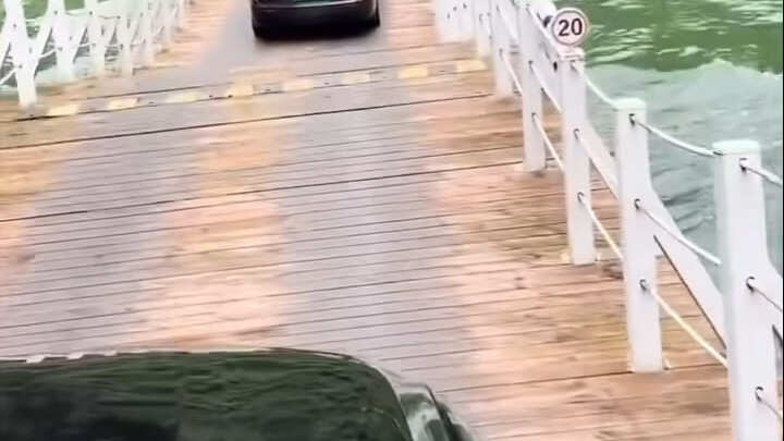 壮观吗？这种浮桥安全隐患大吗？
