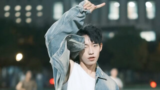 男大学生操场翻跳up！超绝