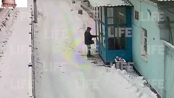 In Moscow, an elderly man attempted to set fire to the local recruitment office.