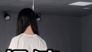 Dua bagian chorus dari "drip" Babymonster dipecah dalam ketukan lambat seperti cermin. Si penunda ak