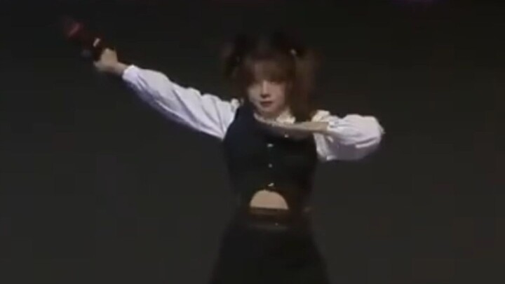 Luo Xin really should give the LPL players a masterclass—this pose is 100 years ahead of the current