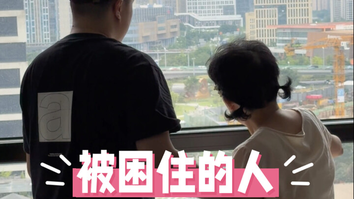 Anh ta dùng xích khóa một cô bé lại, người này chính là mẹ của anh ta.