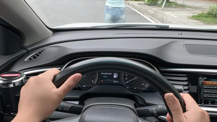 Saat berkendara di jalan, bagaimana menilai jarak aman antara kendaraan dan pejalan kaki untuk mengh