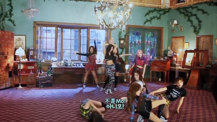 Đáng lẽ định xem Mina, nhưng Momo ở phía sau lại hài hước quá đi mất.