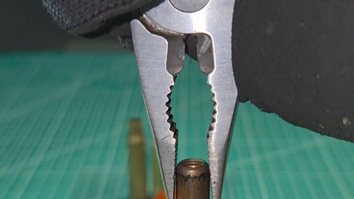 曳光弹里面到底装了什么？切开带你亲眼看看 !