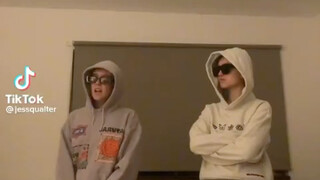 这也许是全网最早的jiggle jiggle挑战了- 2022年4月5日