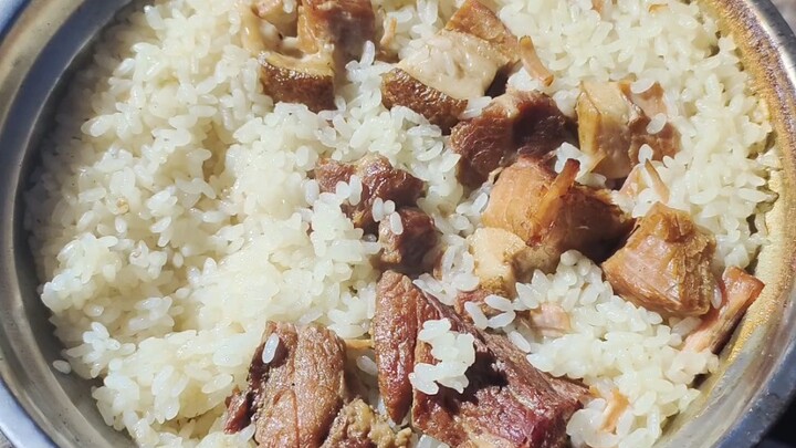 Cobalah daging babi kalengan rebus khas negeri ini.