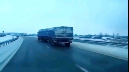 Manuver Ajaib Truk: Netizen: “SIM B2 Memang Gak Sembarangan!”