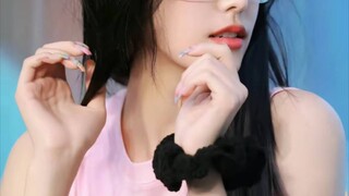 66秒的舞台，肩带就掉了6次的19岁女爱豆