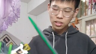 A handsome guy plays with a pseudo-csm prism sword and shield, inserts the e-memory, and all the mem