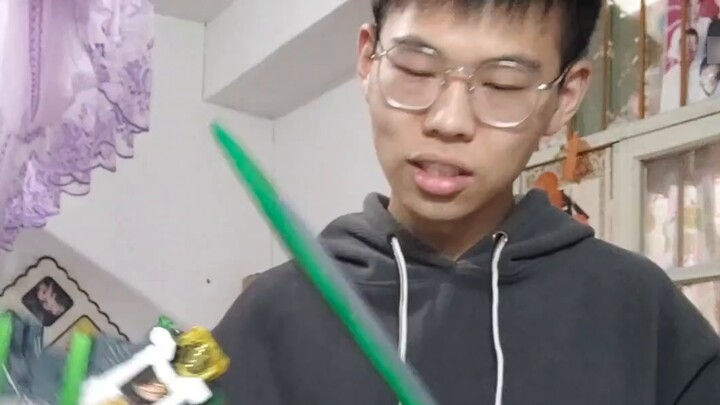 A handsome guy plays with a pseudo-csm prism sword and shield, inserts the e-memory, and all the mem