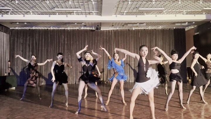 Màn biểu diễn khiêu vũ Latin tập thể của các em học sinh lớp 23 thật tuyệt vời! ! !