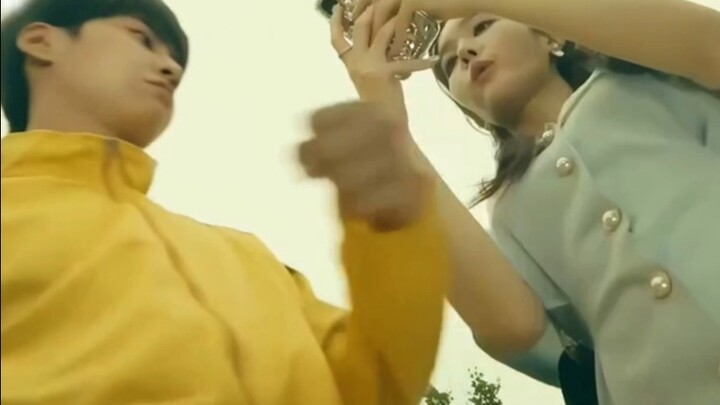 عالج الشاب إمساك الفتاة بلكمة واحدة!