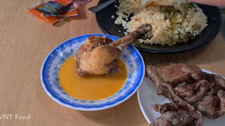 Cận cảnh Quán Cơm Gà Xối Mỡ - Da Gà Chiên Giòn gây sốt ở Sài Gòn