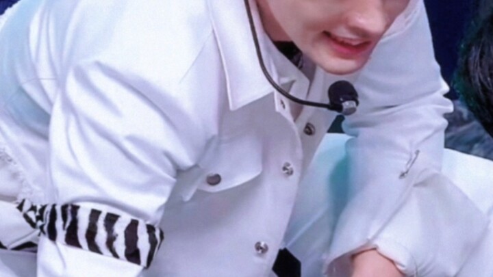 رائحة الراقص تكاد تفيض من الشاشة أثناء رقص هذا الأخ!