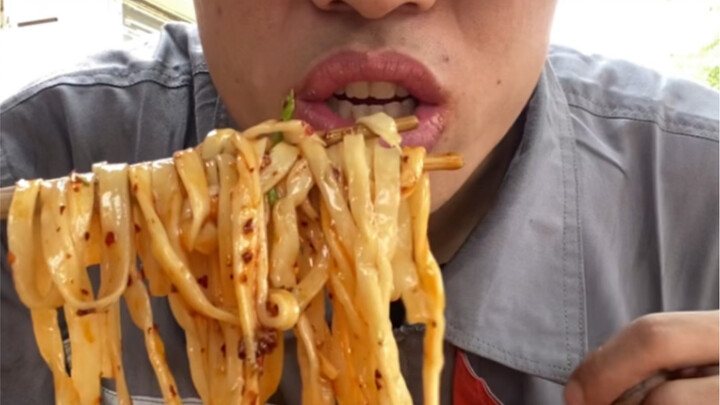 The factory food just didn’t hit the spot today, so I headed out for some noodles—loaded up with a b