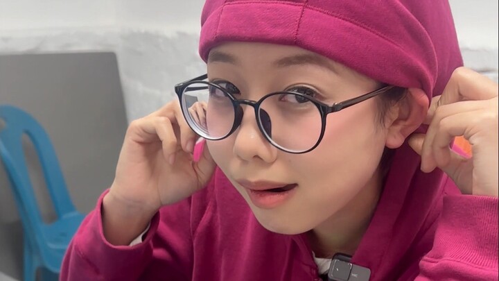 Boys must be very careful about safety when playing mahjong!