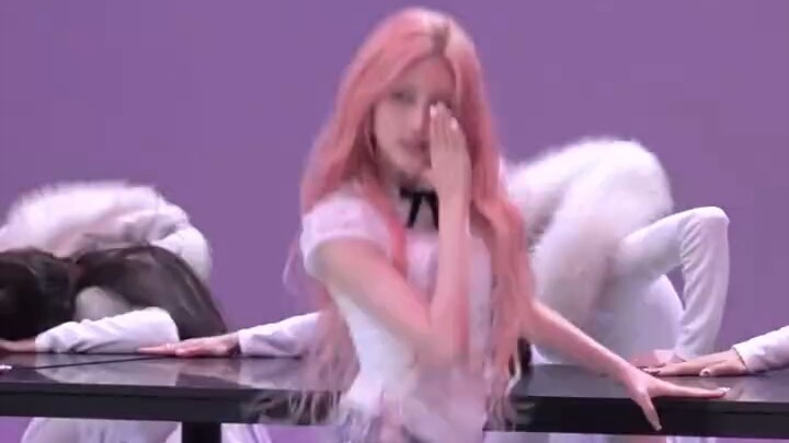 คนอื่นๆ นั่งอยู่บนโต๊ะกันหมด แต่มีแค่พี่ฉิวฉิวเท่านั้นที่นั่งไม่ได้