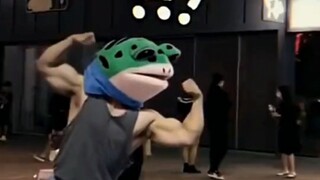 作为一只牛蛙，随身带着强壮的肌肉，这很合理吧！