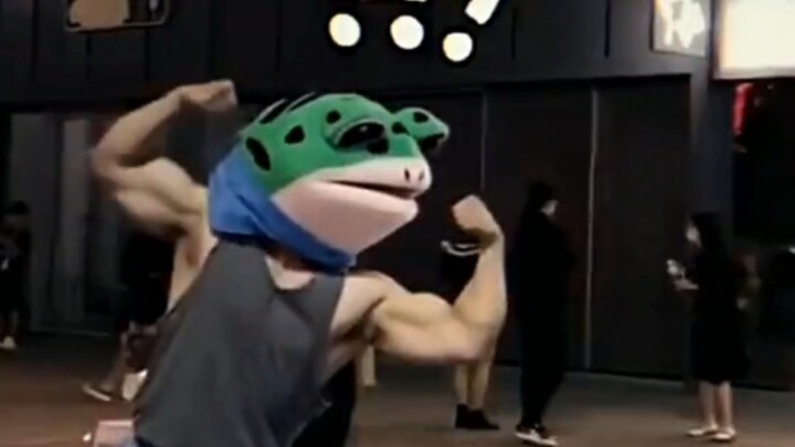 بصفتي ضفدعًا بقريًّا، فمن المعقول جدًا أن أحمل معي عضلات قوية!