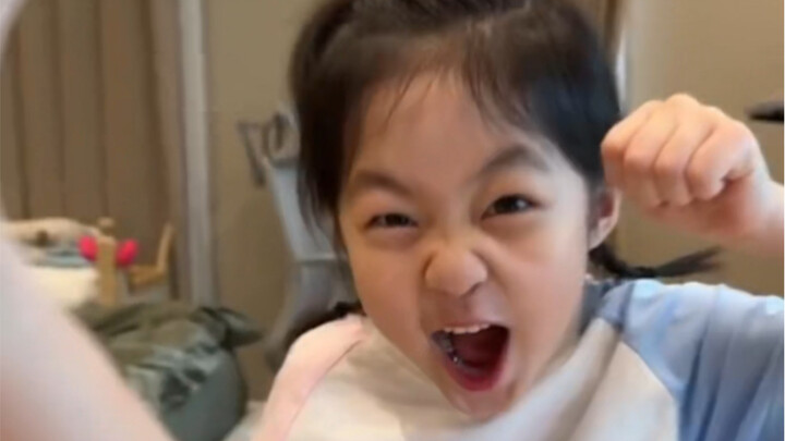 เมื่อลูกน้อยลองแต่งตัวให้ตัวเอง ลูกสาวที่ปากแข็งและมุ่งมั่นมาตลอดก็ไม่เคยทำให้แม่ผิดหวังเลย