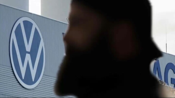 Volkswagen-Mitarbeiter werden massenhaft durch illegale Migranten ersetzt