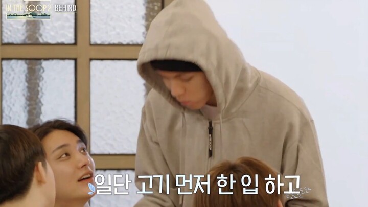 【Suý Tri】Bạn ăn cùng bàn bên cạnh & hội thoại tiếng Anh: Những khoảnh khắc vừa hài hước vừa dễ thươn