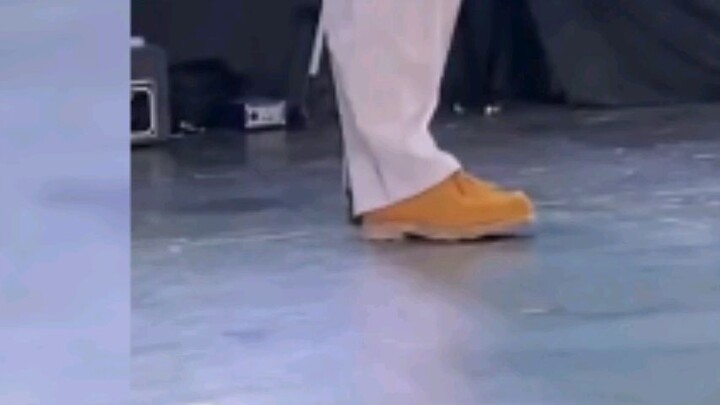 they have the same shoes 😝😝