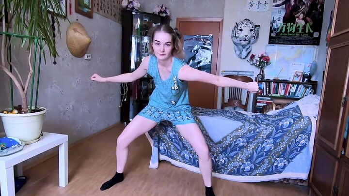 Yellow-skinned aliens? No, white-skinned aliens! Russian UP's cover dance