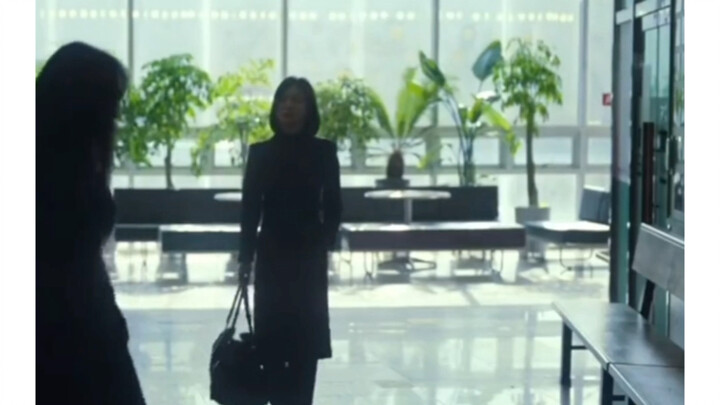 Trong “Vinh Quang Tăm Tối”, Jung Eun-chae chỉ là một cô giáo tiểu học – vậy tại sao cô lại giàu đến 