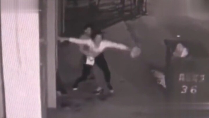 Seorang wanita pulang larut malam dan tiba-tiba ditekan ke dinding dan dilecehkan oleh seorang pria 